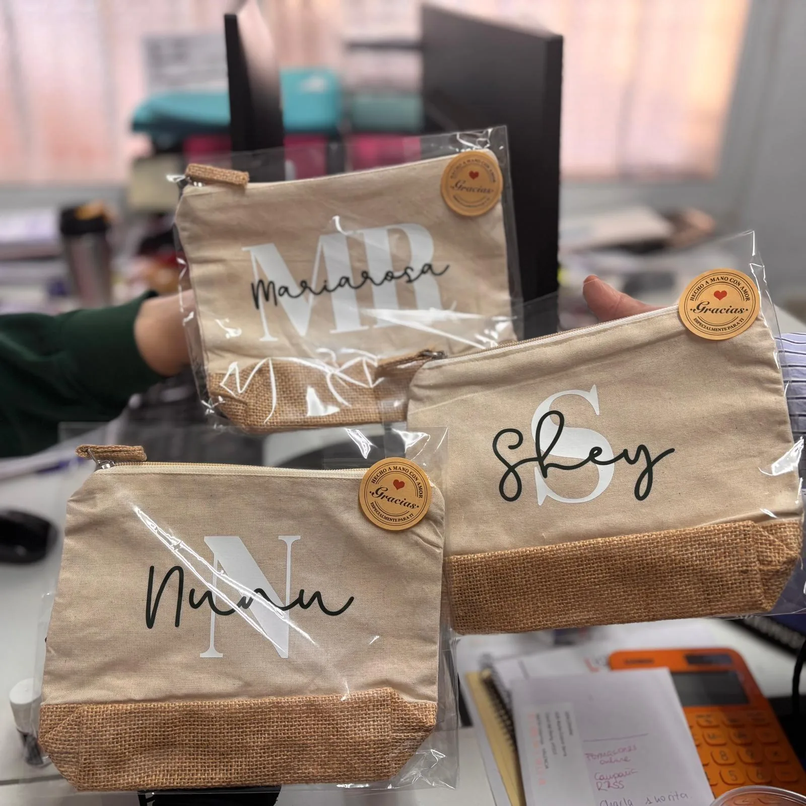 Marta personalizando productos en Mi Rinconcito Vinilado